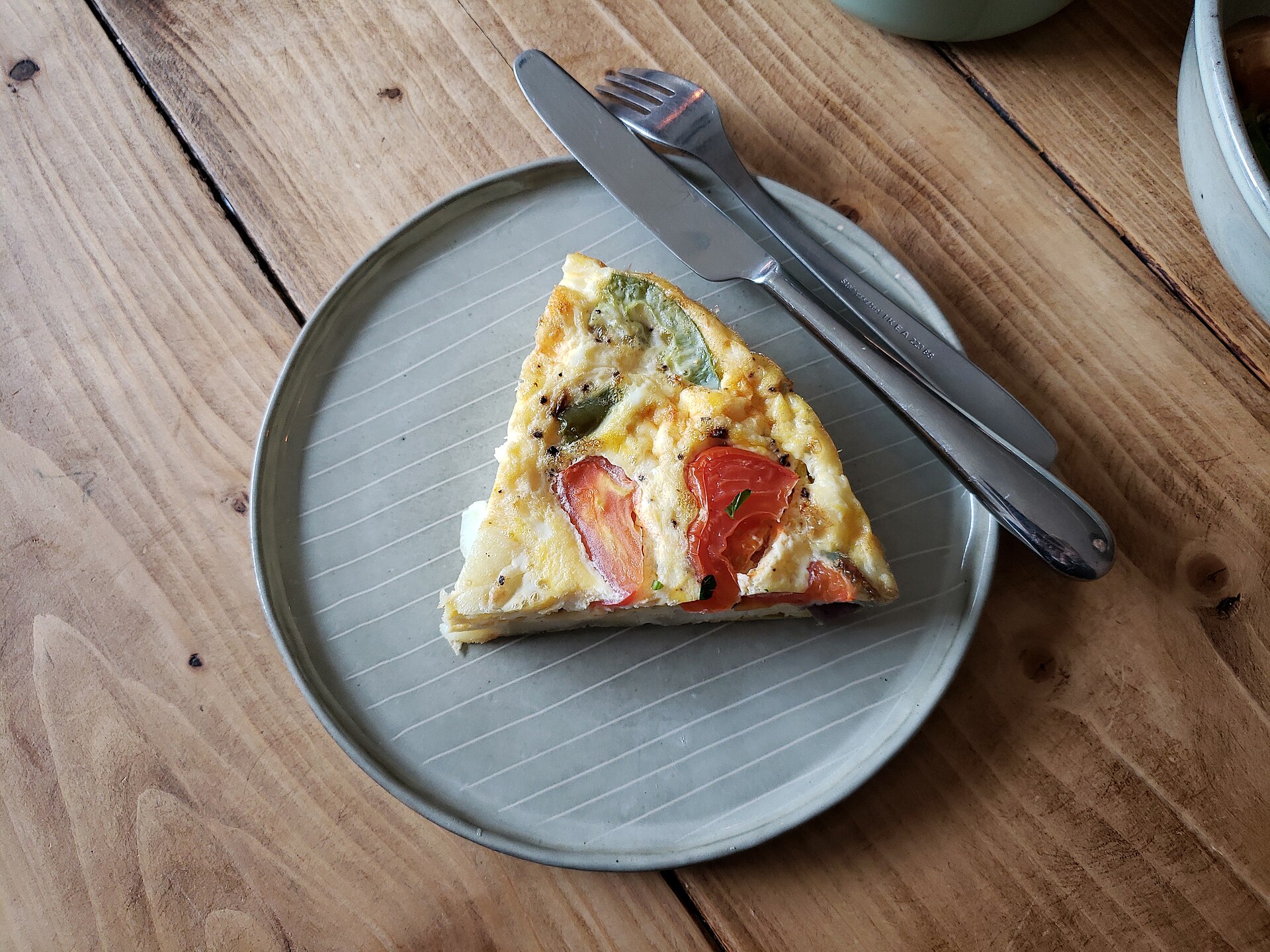 ÆGGEKAGE med chorizopølse, kartofler og basilikum