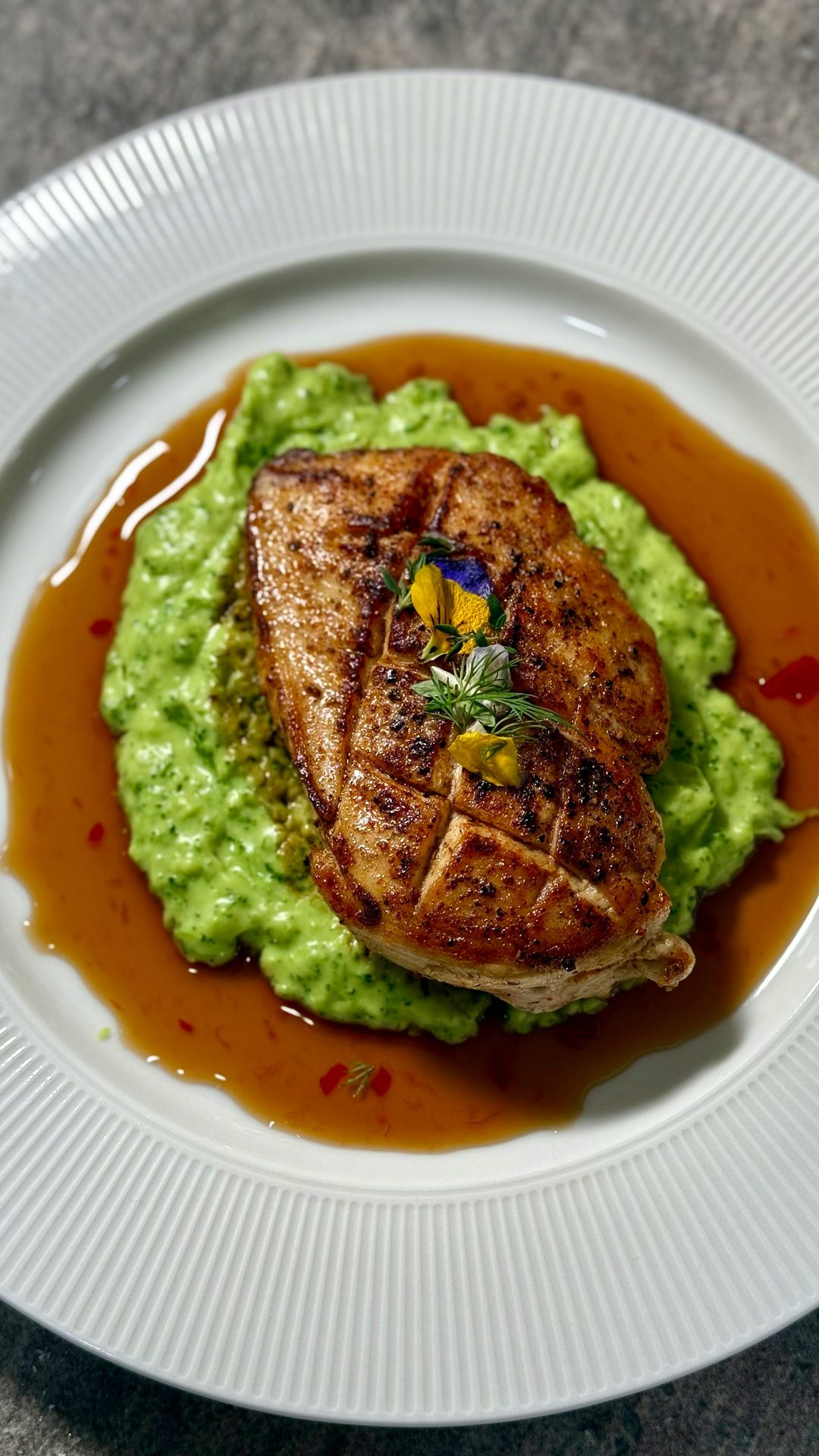 Ærtepure med sprød chorizo og croutoner