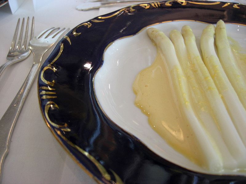 Asparges med creme fondue og røget andebryst med parmesan tuile