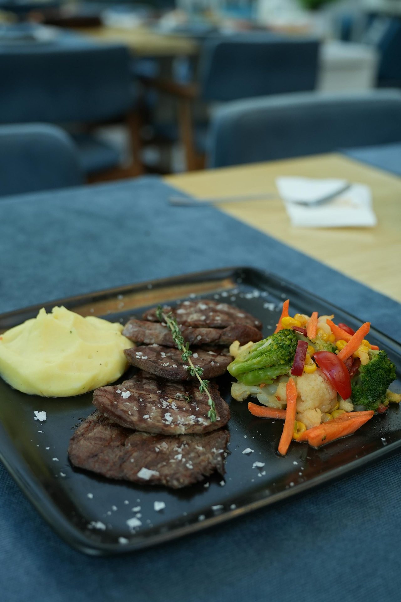 Bøf, Grillet med to slags løg og kålsalat