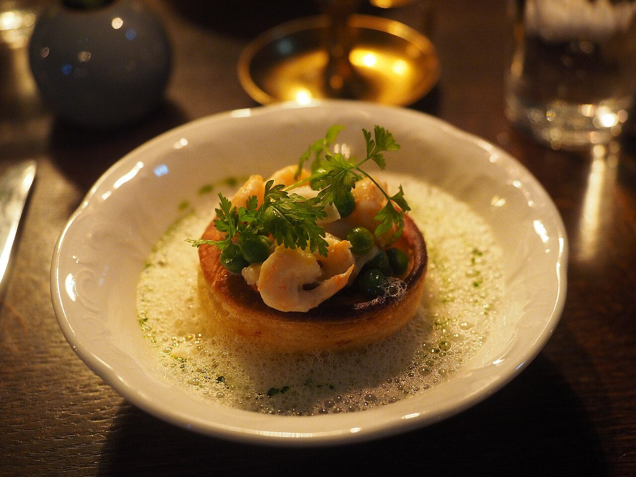 BUTTERDEJSREDER med rejer, asparges og fiskeboller