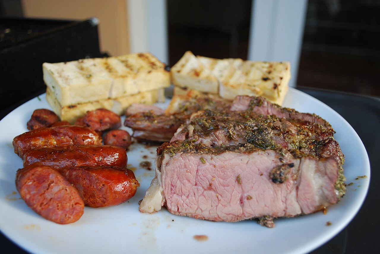 CHORIZOPØLSER, rødvinsglacerede med chipotle-mayo