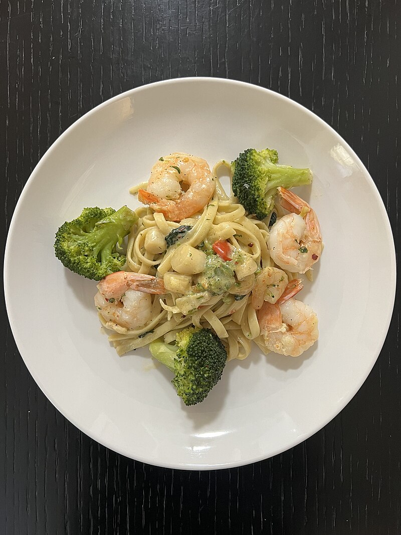 FETTUCCINE med safrancreme og kammuslinger