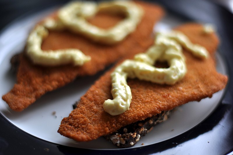 FISKEFILET med remoulade og citrussalat