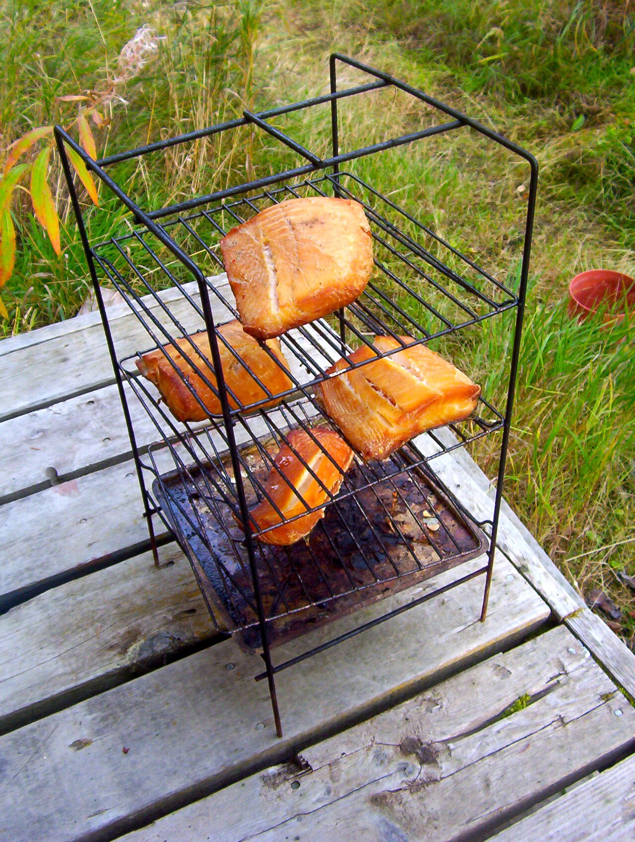 HAVØRRED, Varmrøget med stenbiderrogncreme og agurkesalat