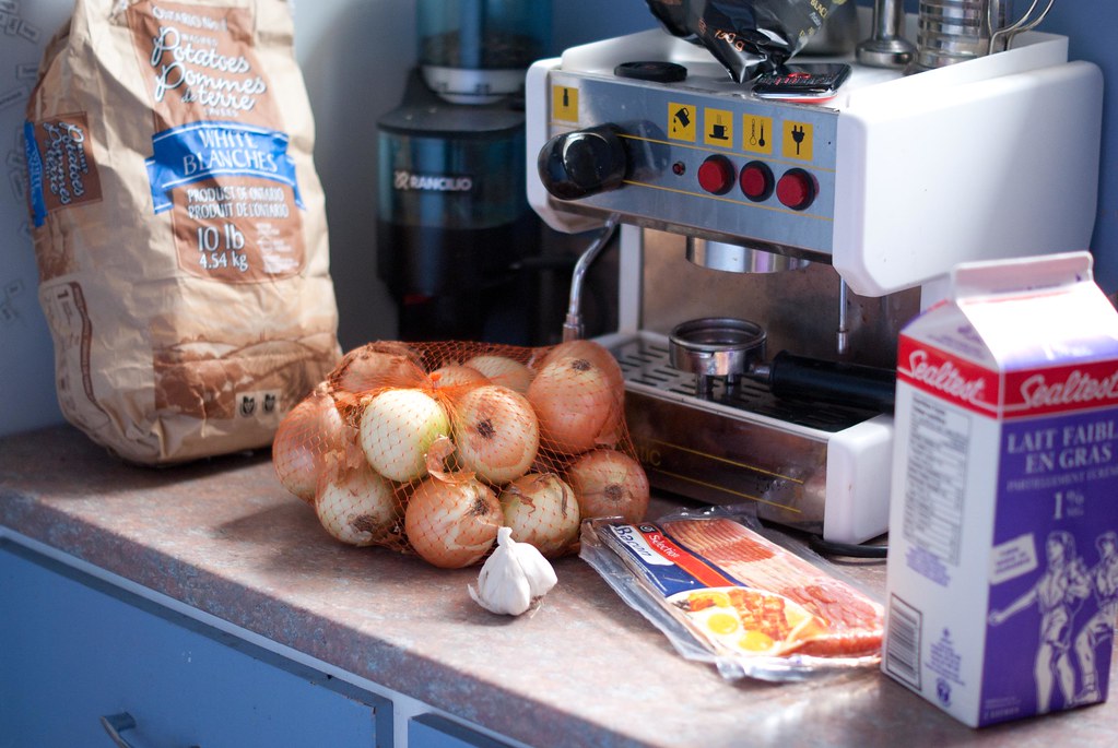 KARTOFFELSUPPE med bacon og pesto