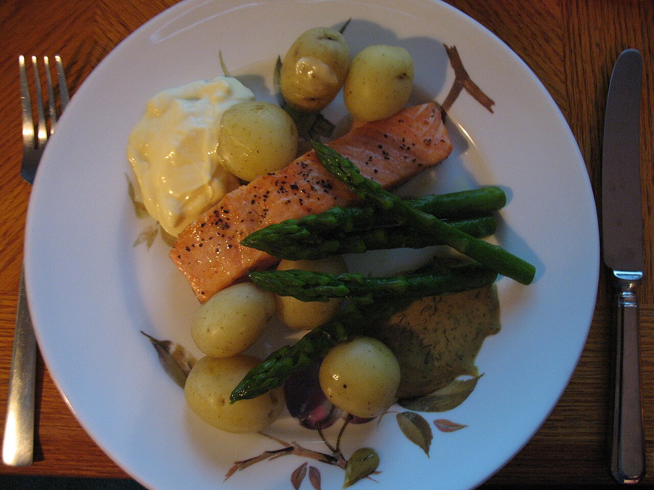 LAKS, varmrøget med hollandaisesauce, asparges og rejer