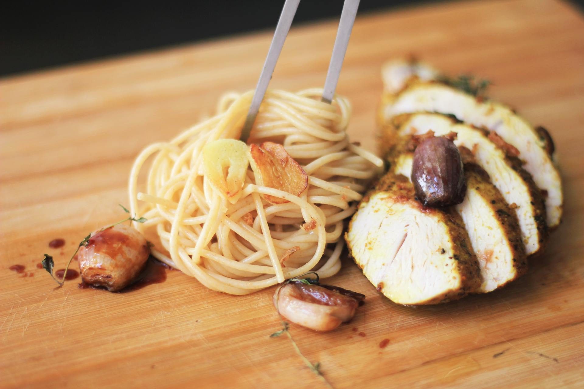 Pasta med stegt kylling, spinat og sorte oliven samt ristet butternut med salvie