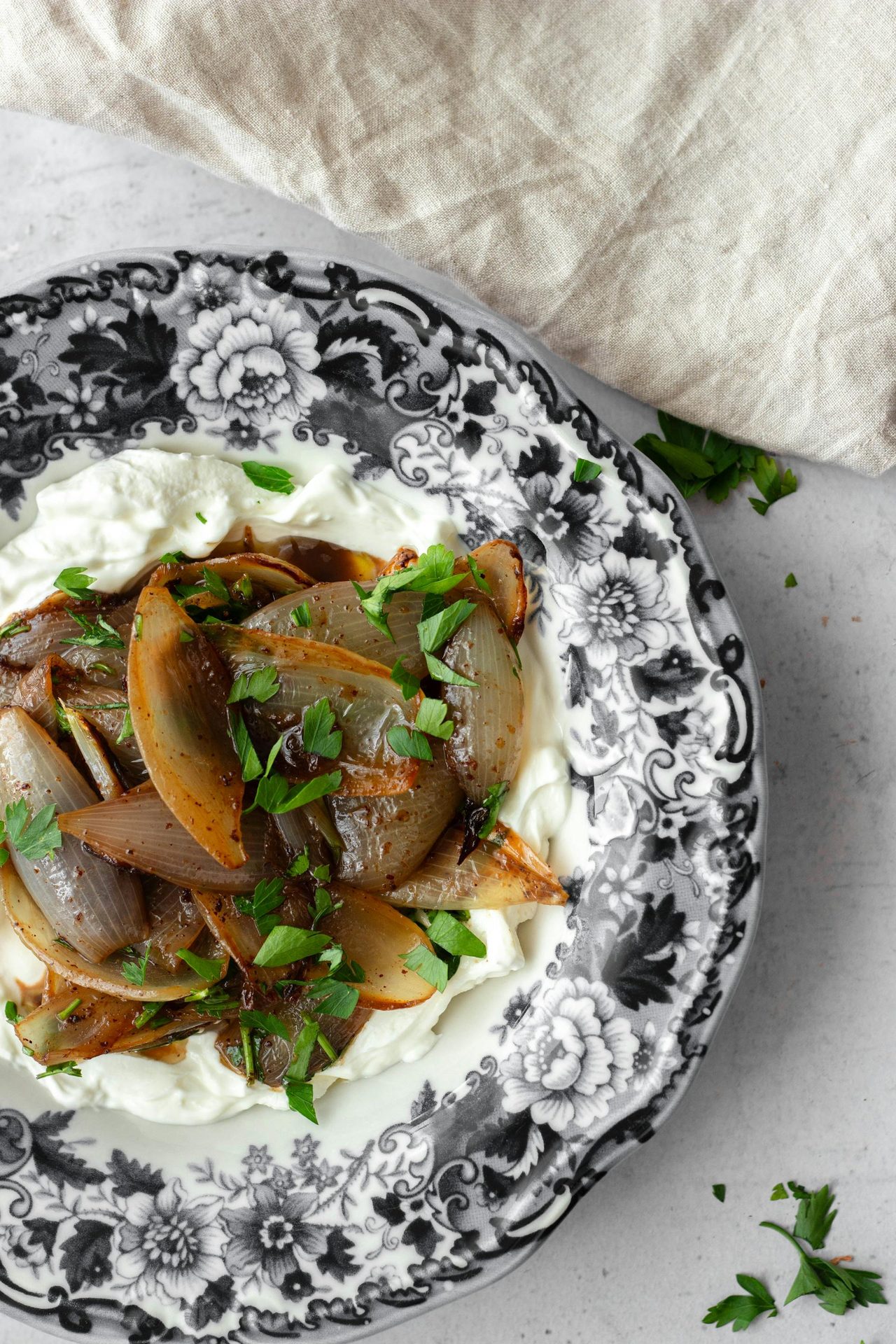 Skalotteløg, Karamelliserede med æblesalat