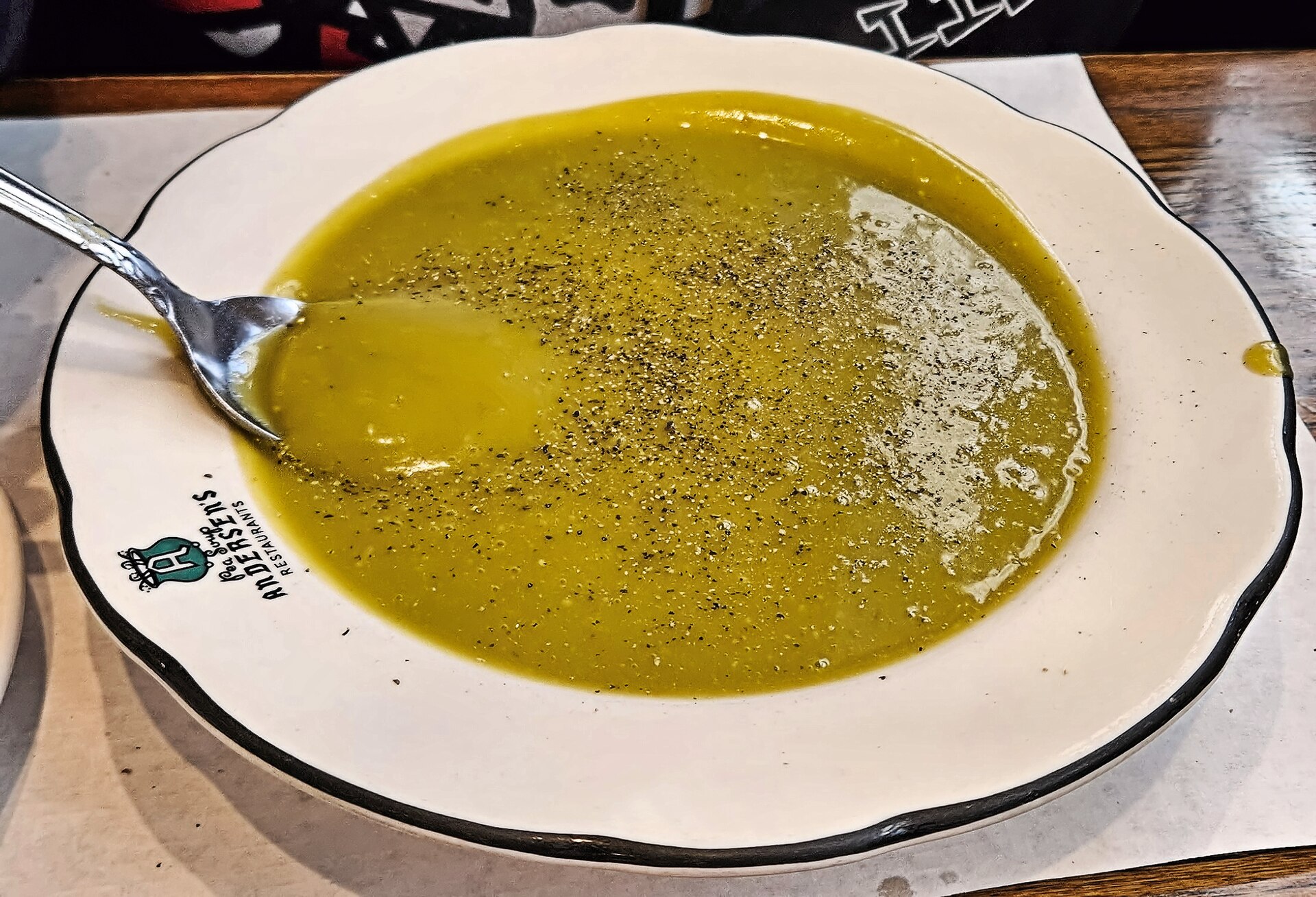 Ærtesuppe med bacon og ristede mandler