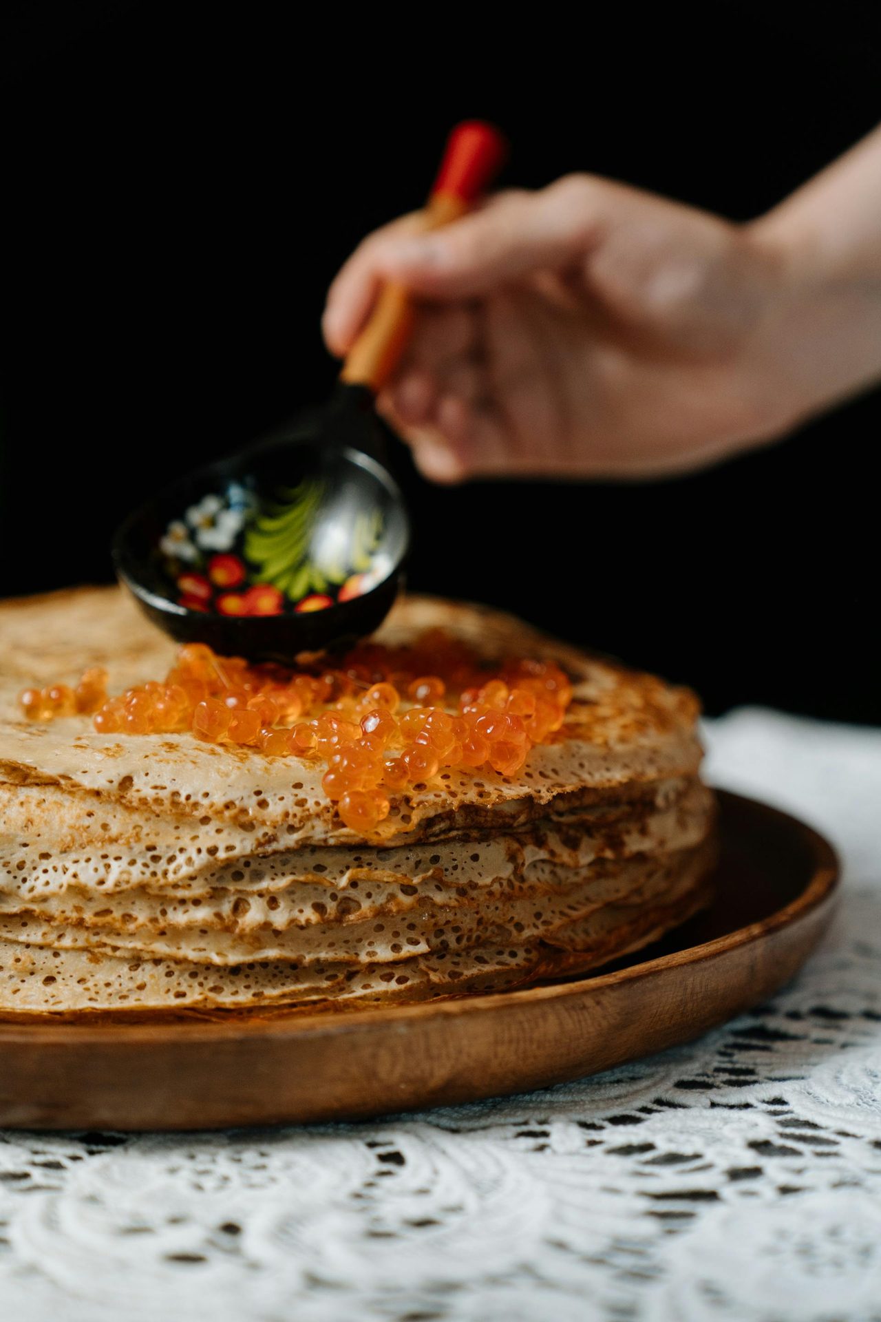 Blinis med svampe-sauté, friteret persille og syltede perleløg