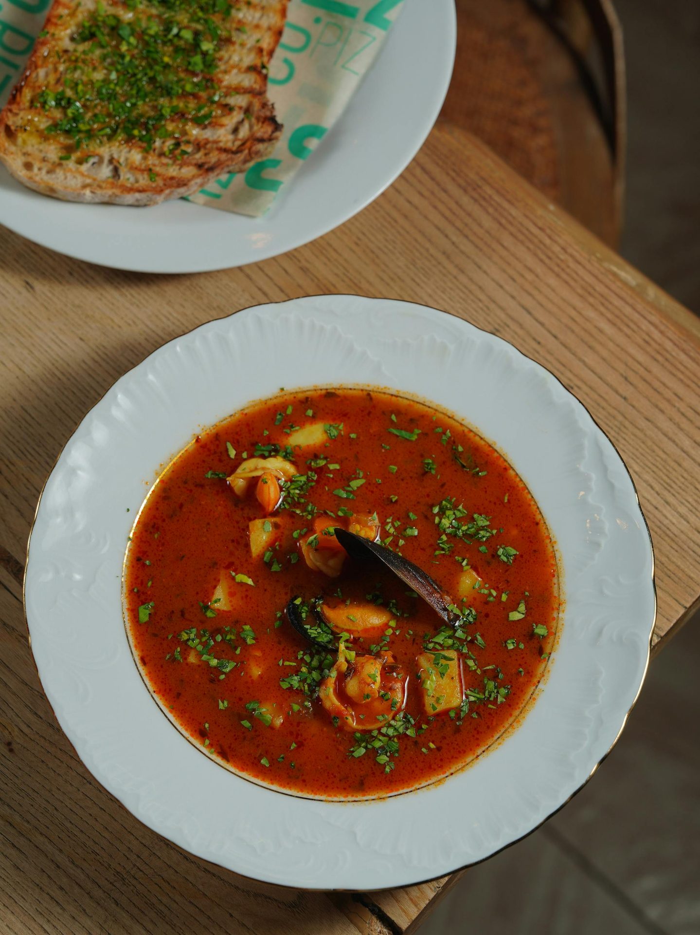 Bouillabaisse med rouille og croutoner