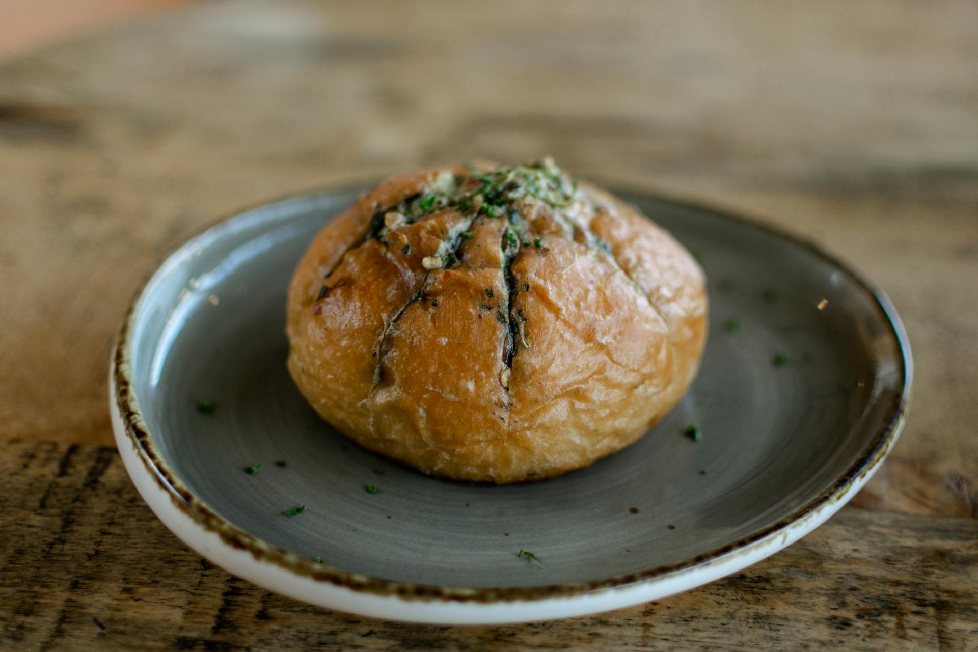 Brød, hvidløgsstegt med chorizo