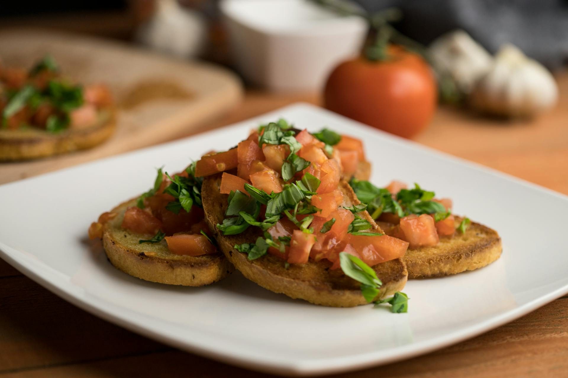 Bruschetta med basilikummarinerede rejer