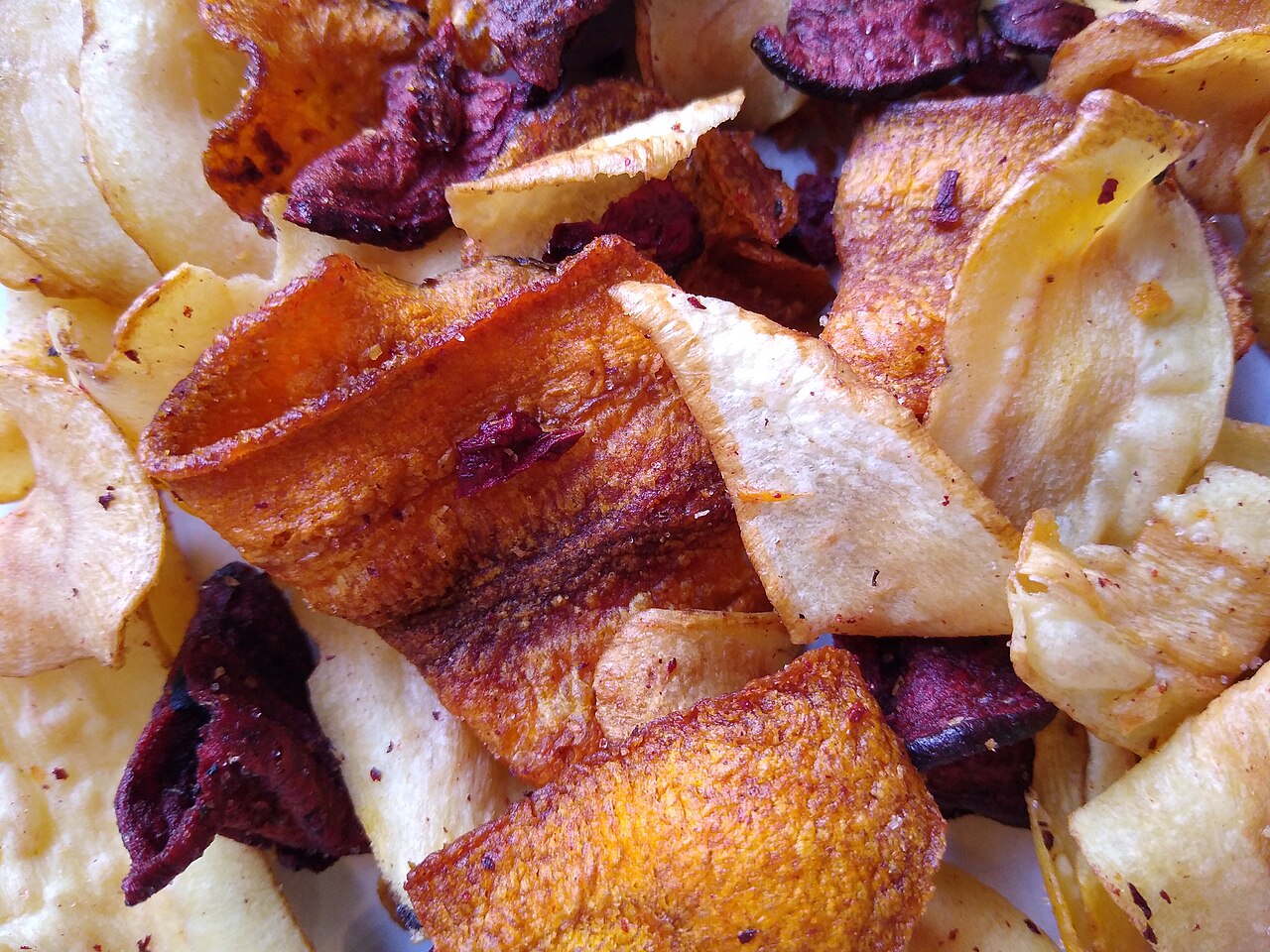 Chips af rodfrugter med urtesalt & hvidløg