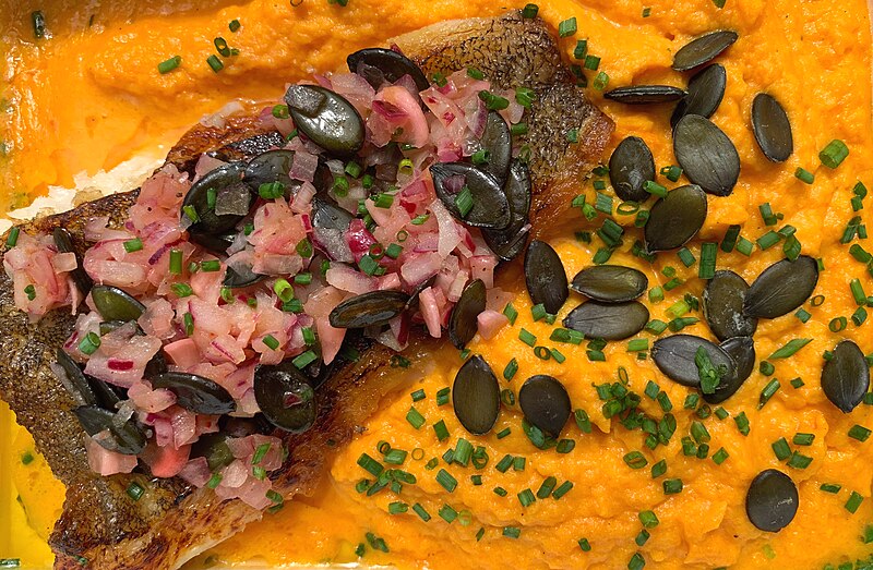 Fisk på gulerodspuré med sesam og persilleskum