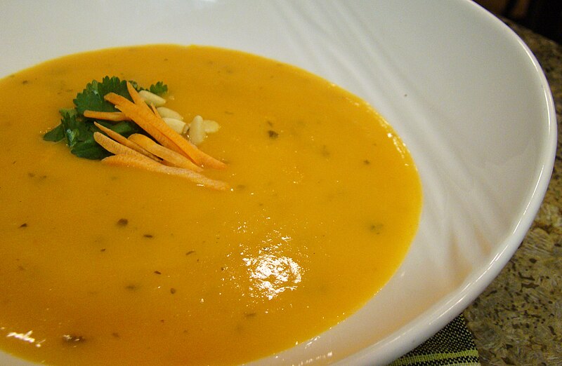 Gulerods- og fennikelsuppe med sort olie