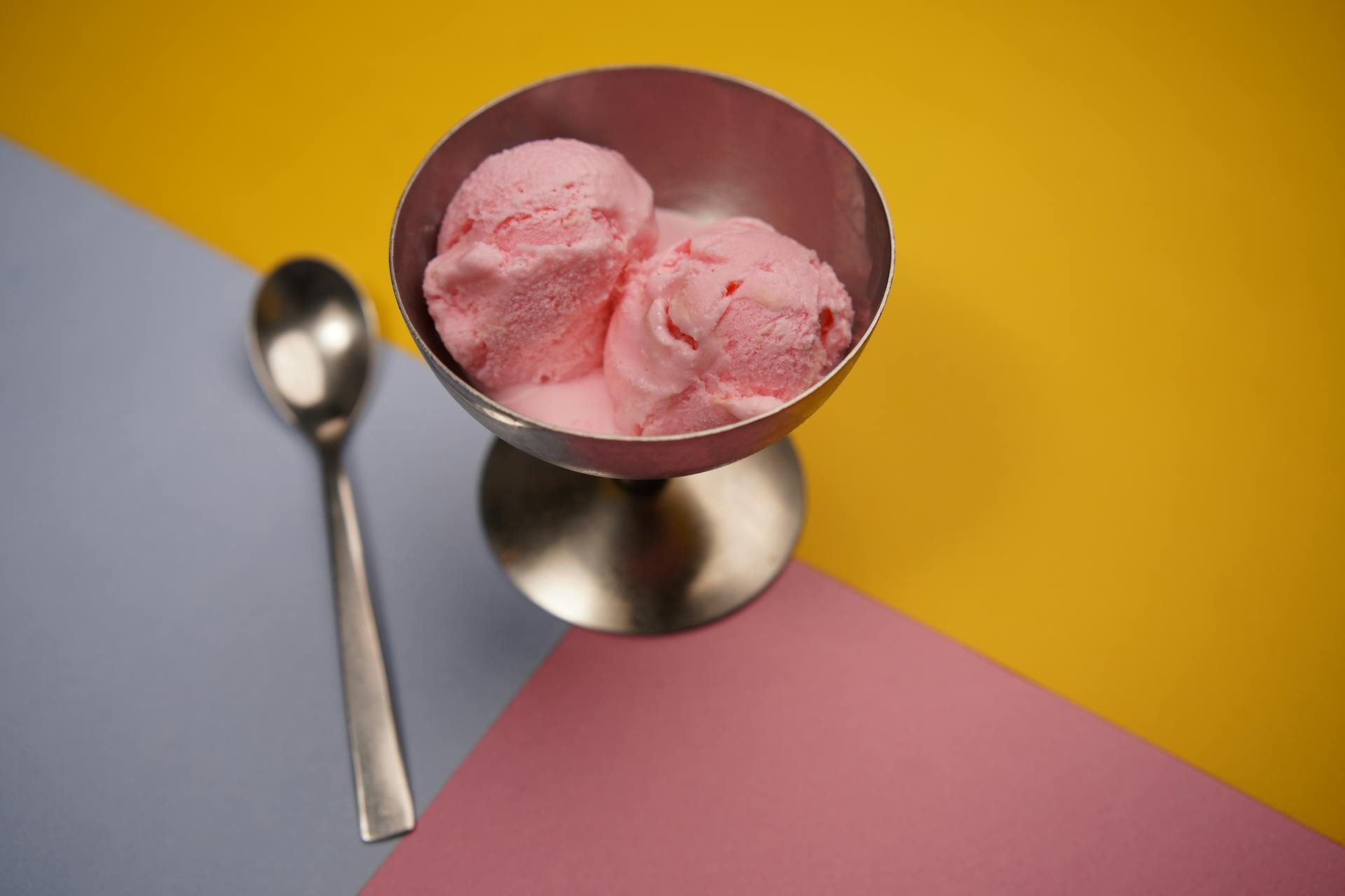 Is, pistacie og hindbærsorbet med drys af kandiserede nødder
