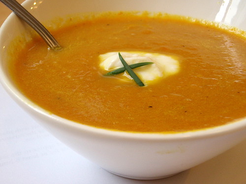Karrysuppe med gulerødder og kyllingekødboller