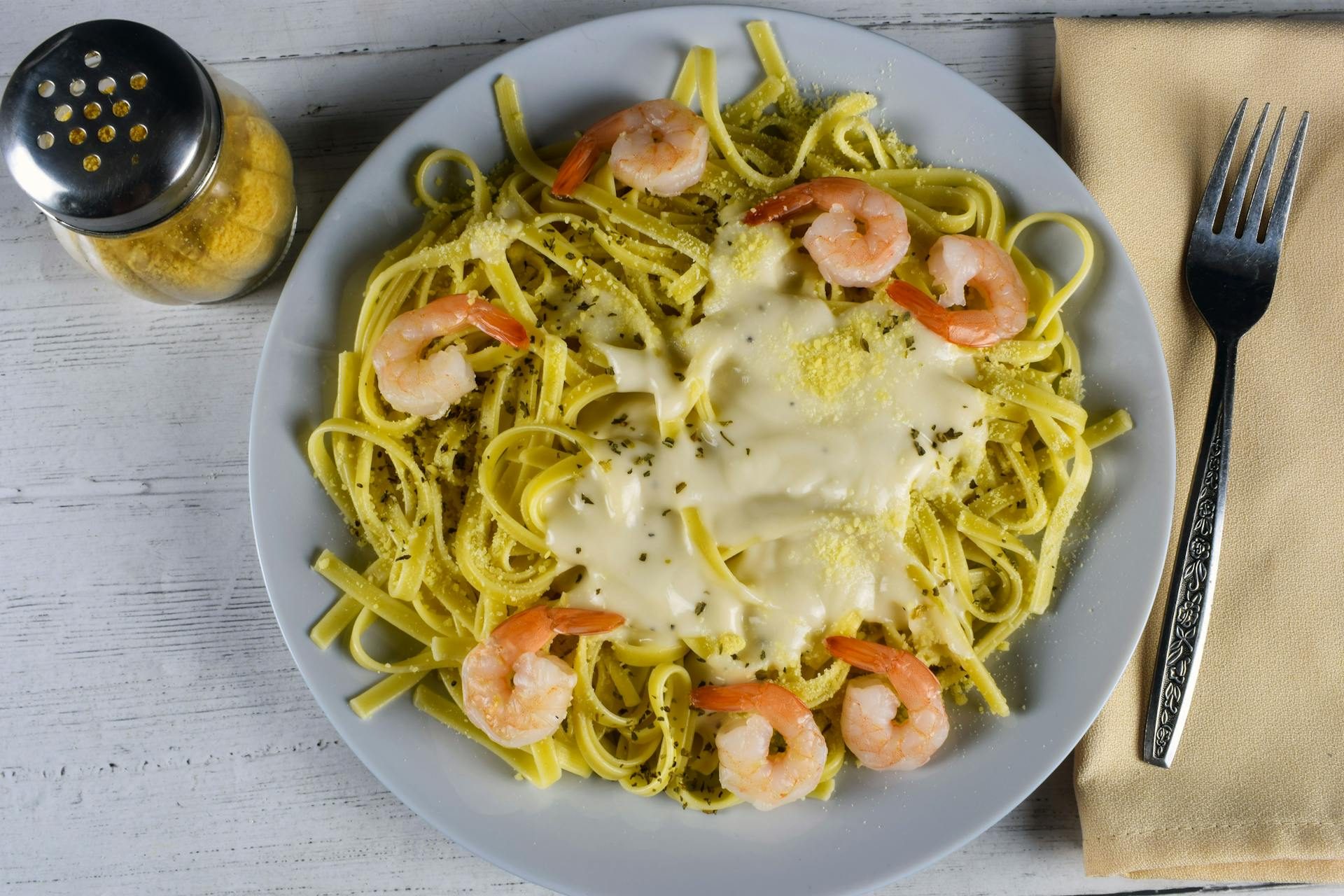 Pasta med fløde, laks og ærter