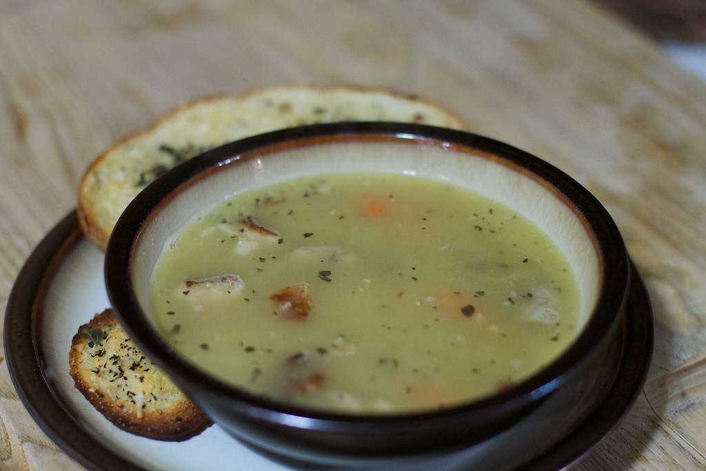 Suppe, hurtig med hvidløgsbrød
