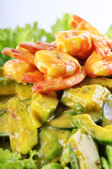 Tigerrejer i frisk salat af mango og avocado